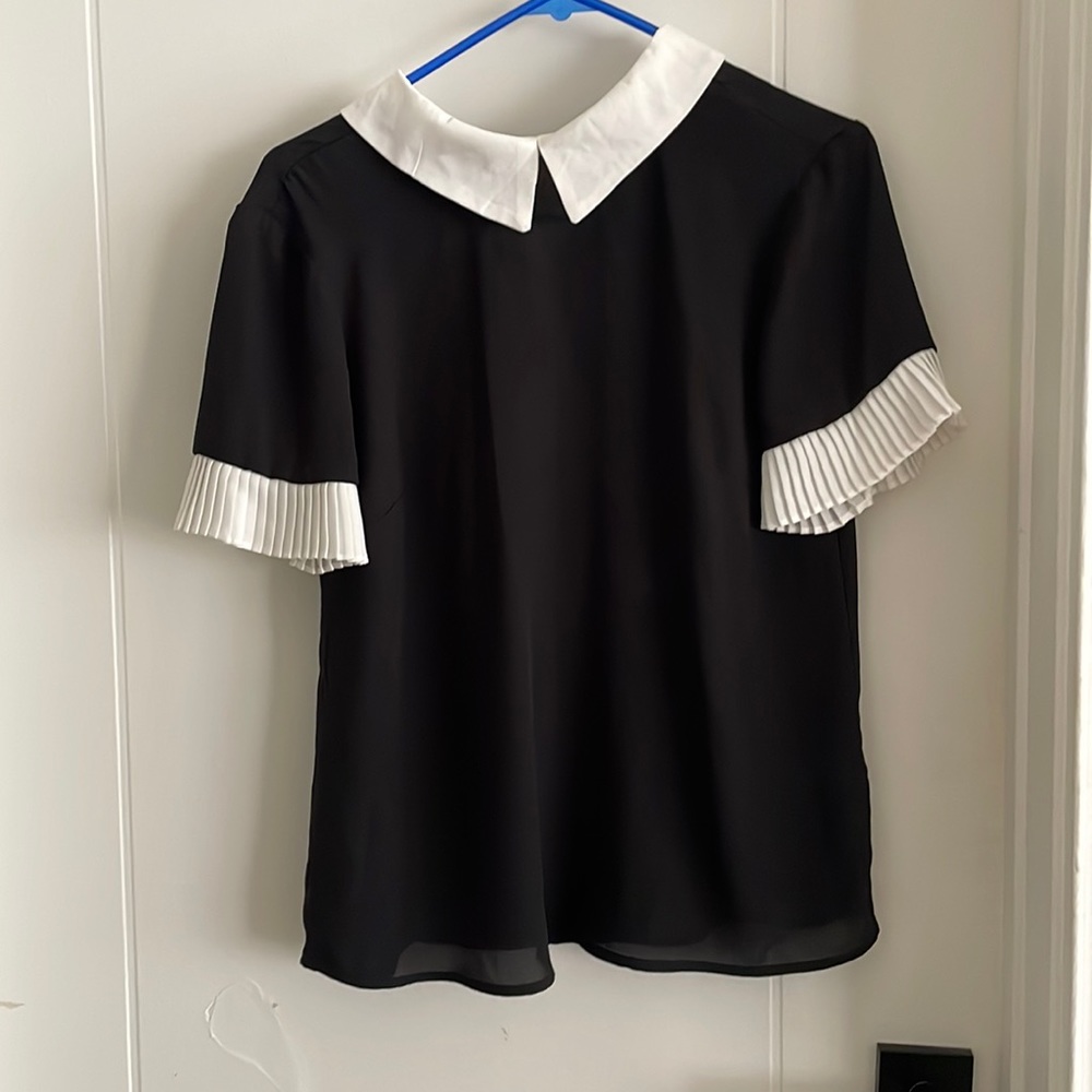 Small blouse with collar detail